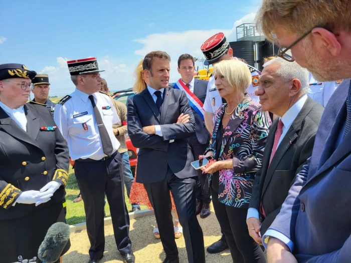 Rencontre Emmanuel Macron et Françoise Laurent-Perrigot à la base aérienne de Nîmes Garons