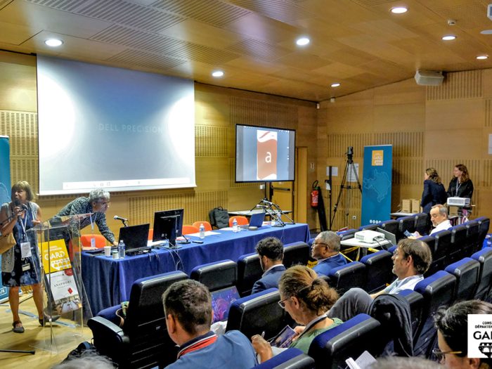 Accueil des participants aux Journées Arkhéïa 2023 dans l'auditorium des Archives départementales du Gard.